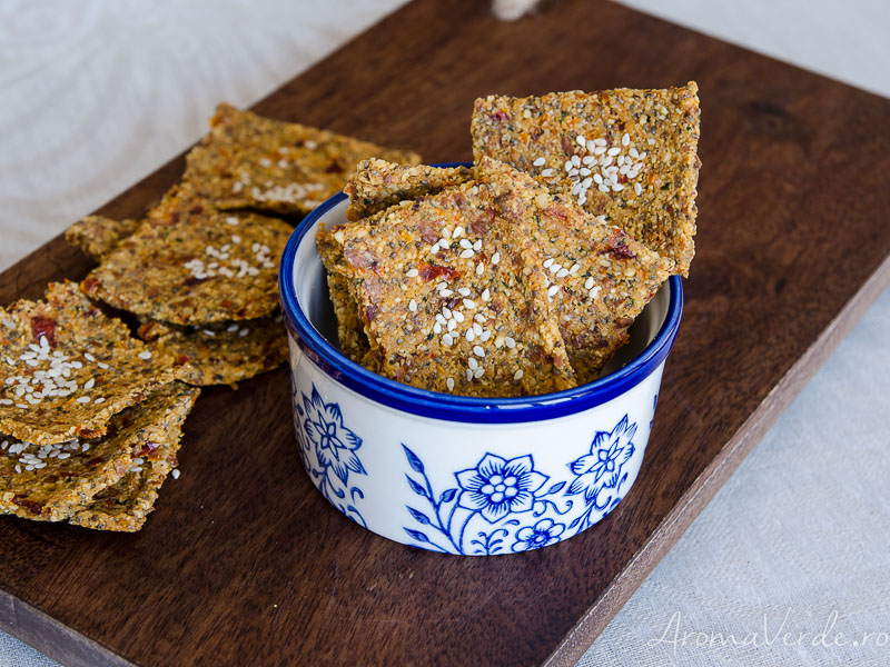 Crackers raw vegani cu roșii și busuioc - AromaVerde.ro