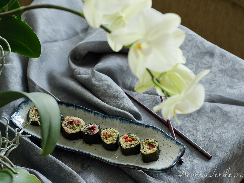 Sushi vegan cu alge nori, quinoa și legume